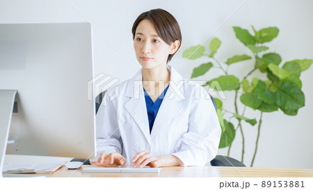 医者・医療・病院・パソコン 89153881