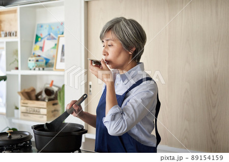 味見をする女性 89154159