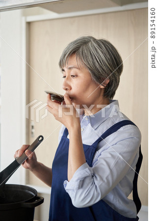 味見をする女性 89154160