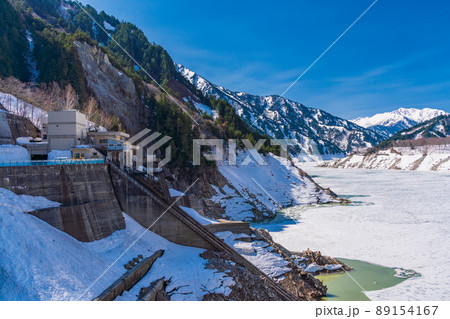 (富山県)雪に覆われた、4月の黒部ダム・湖 (富山県)雪に覆われた、4月の黒部ダム・湖 89154167