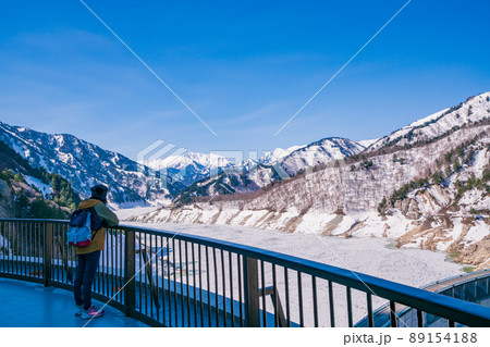 （富山県）雪に覆われた、4月の黒部ダム・湖 89154188