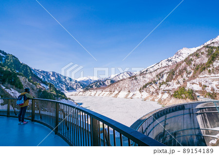 (富山県)雪に覆われた、4月の黒部ダム・湖 (富山県)雪に覆われた、4月の黒部ダム・湖 89154189