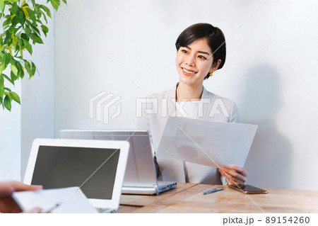 働く女性のイメージ（ビジネスイメージ） 89154260