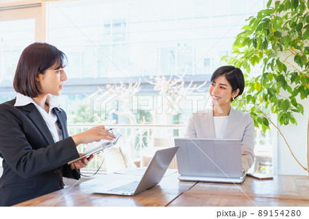 相談して仕事をする2人の女性 89154280