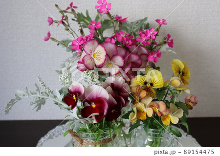 玄関に庭の花を飾る 89154475