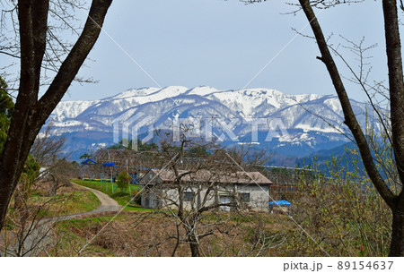 山形県　寒河江市　慈恩寺　山王台公園から望む葉山　 89154637