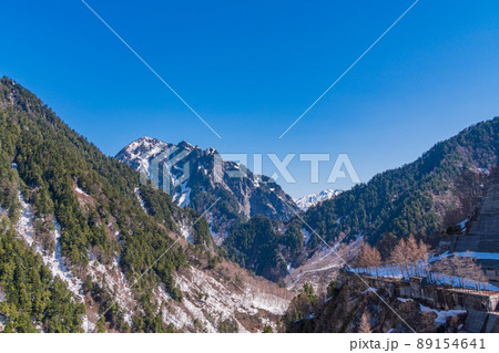 （富山県）黒部ダムから見下ろす黒部川、後方に白馬岳 89154641