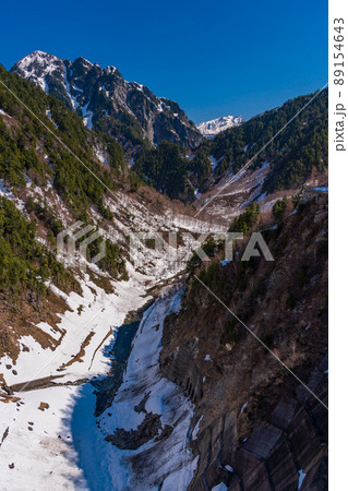 (富山県)黒部ダムから見下ろす黒部川、後方に白馬岳 (富山県)黒部ダムから見下ろす黒部川、後方に白馬岳 89154643