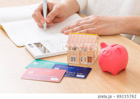 家計簿をつけるミドル女性 89155762