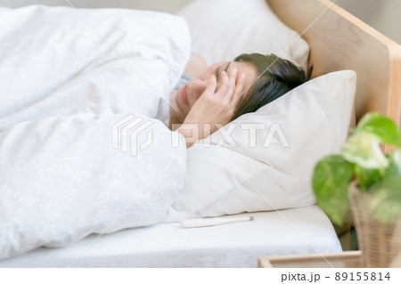 腹痛　胃痛　女性　ベッド 89155814