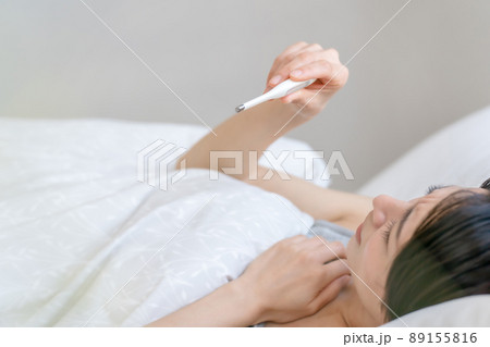 腹痛　胃痛　女性　ベッド 89155816