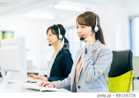 オペレーターの若い女性 オペレーターの若い女性 89156778