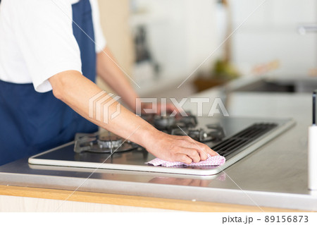 キッチンを掃除する男性 89156873