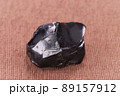 黒曜石　ガラス状の黒い鉱物 89157912