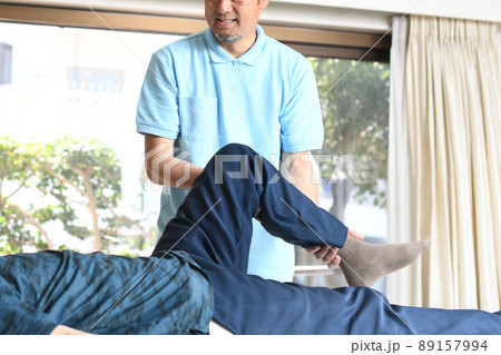 脚の整体マッサージをする男性整体師 脚の整体マッサージをする男性整体師 89157994