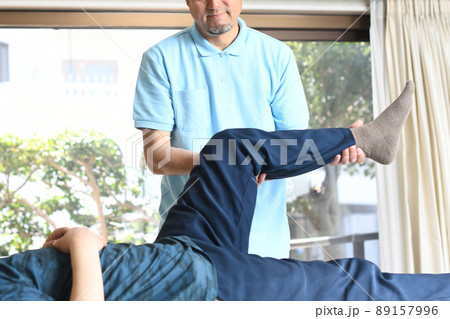脚の整体マッサージをする男性整体師 89157996
