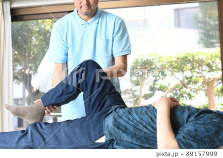 脚の整体マッサージをする男性整体師 脚の整体マッサージをする男性整体師 89157999