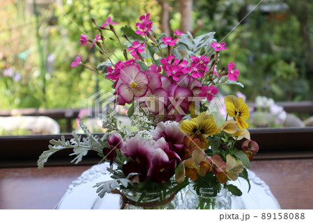 出窓に庭の花を飾る 89158088