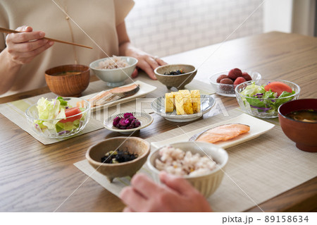 朝食を食べる年配の夫婦 朝食を食べる年配の夫婦 89158634