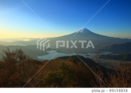 御坂山地から見る早朝の富士山 御坂山地から見る早朝の富士山 89158838
