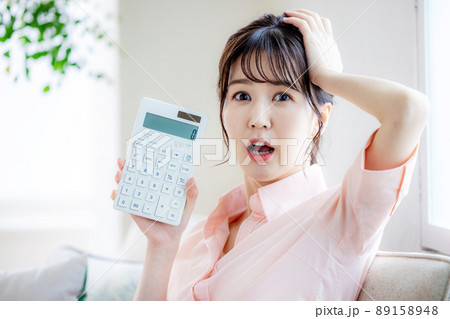 女性　電卓　困る 89158948