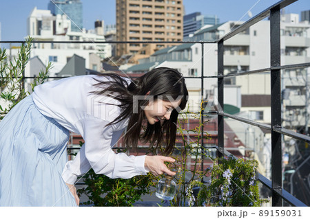植物に水を吹きかける女性 植物に水を吹きかける女性 89159031