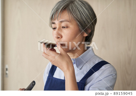 味見をする女性 味見をする女性 89159045