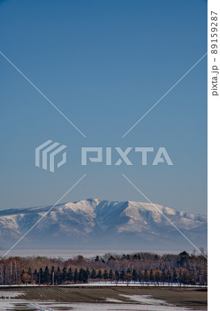 早春の北国の長閑な田舎の風景と遠くの雪山 89159287