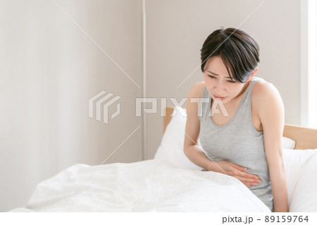 胃腸炎　胃痛　腹痛　女性　ベッド 89159764