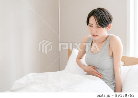 胃腸炎　胃痛　腹痛　女性　ベッド 89159765
