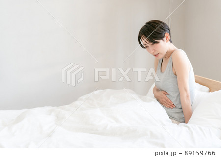 胃腸炎　胃痛　腹痛　女性　ベッド 89159766