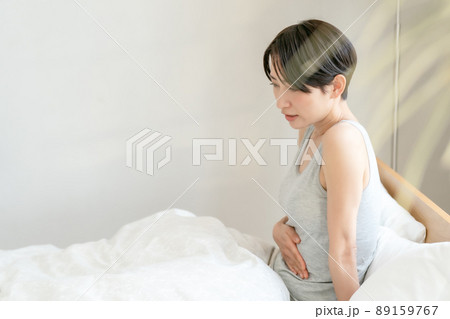 胃腸炎　胃痛　腹痛　女性　ベッド 89159767