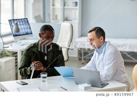 Showing Checkup Test Result To Patient Showing Checkup Test Result To Patient 89159907