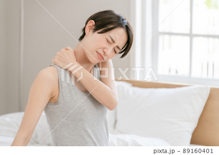女性　朝　肩こり　ベッド 89160401