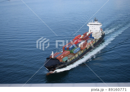 カラフルなコンテナが運ばれている海の上のコンテナ船 89160771
