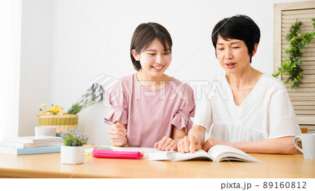 母親に勉強を教えてもらう娘 母親に勉強を教えてもらう娘 89160812