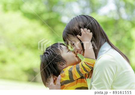 公園で遊ぶ母と息子 89161555