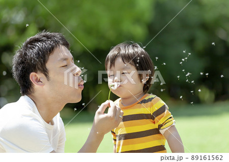 公園で遊ぶ父と息子 89161562