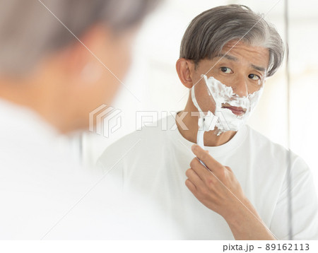 髭を剃る50代男性 89162113