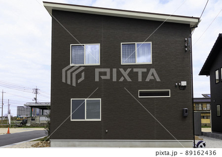 新築住宅の外観と青空 89162436