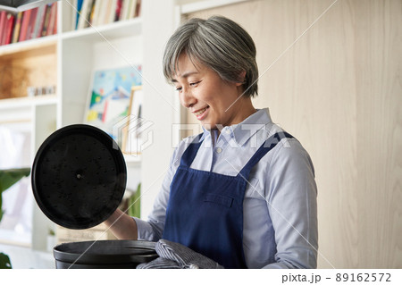 煮込み料理を作る女性 煮込み料理を作る女性 89162572