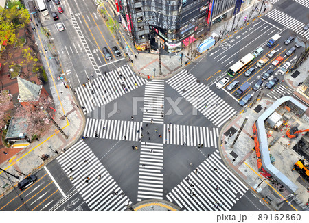 銀座スクランブル交差点を通過する車両と信号待ちの歩行者 89162860