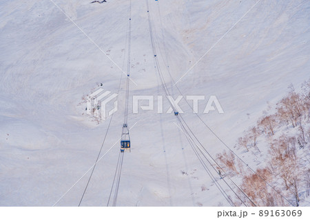 （富山県）一面銀世界の立山ロープウェイ・黒部平駅から望む大観峰駅 89163069