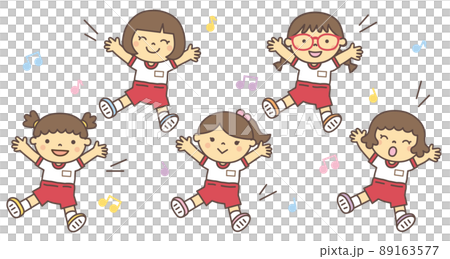 ユニフォームを着てみんなで楽しそうにダンスを踊る、女の子たち 89163577
