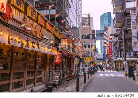 日本の東京都市景観 新橋・お昼ご飯時の飲み屋街。まん延防止は解除されているが…=4月20日 日本の東京都市景観 新橋・お昼ご飯時の飲み屋街。まん延防止は解除されているが…=4月20日 89164404