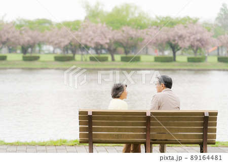 シニア夫婦 公園 緑背景 シニア夫婦 公園 緑背景 89164481