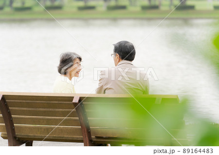 シニア夫婦　公園　緑背景 89164483