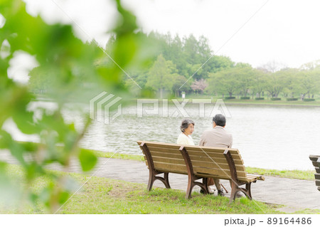 シニア夫婦　公園　緑背景 89164486
