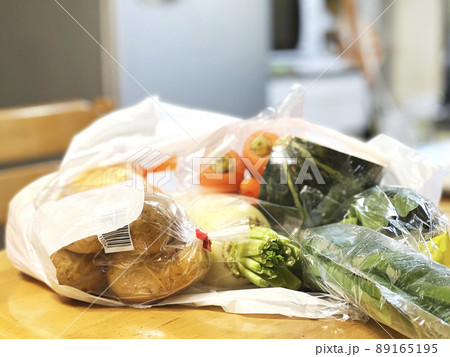 レジ袋に入った野菜_冷蔵庫背景 89165195
