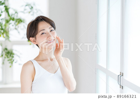 保湿を実感するミドル女性 89166321